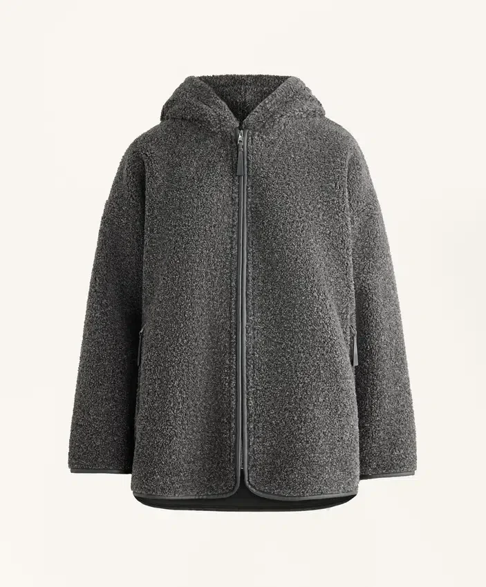 Übergroße Jacke aus Kunstlammfell mit Kapuze aus Kunstfell Übergroße Jacke aus Kunstlammfell mit Kapuze aus Kunstfell