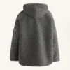 Übergroße Jacke aus Kunstlammfell mit Kapuze aus Kunstfell Übergroße Jacke aus Kunstlammfell mit Kapuze aus Kunstfell