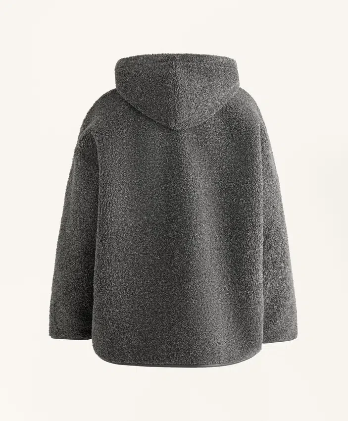 Übergroße Jacke aus Kunstlammfell mit Kapuze aus Kunstfell Übergroße Jacke aus Kunstlammfell mit Kapuze aus Kunstfell