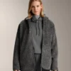 Übergroße Jacke aus Kunstlammfell mit Kapuze aus Kunstfell Übergroße Jacke aus Kunstlammfell mit Kapuze aus Kunstfell