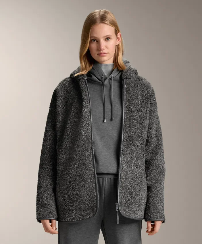 Übergroße Jacke aus Kunstlammfell mit Kapuze aus Kunstfell Übergroße Jacke aus Kunstlammfell mit Kapuze aus Kunstfell