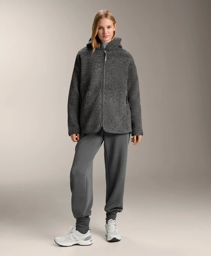 Übergroße Jacke aus Kunstlammfell mit Kapuze aus Kunstfell Übergroße Jacke aus Kunstlammfell mit Kapuze aus Kunstfell