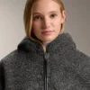Übergroße Jacke aus Kunstlammfell mit Kapuze aus Kunstfell Übergroße Jacke aus Kunstlammfell mit Kapuze aus Kunstfell
