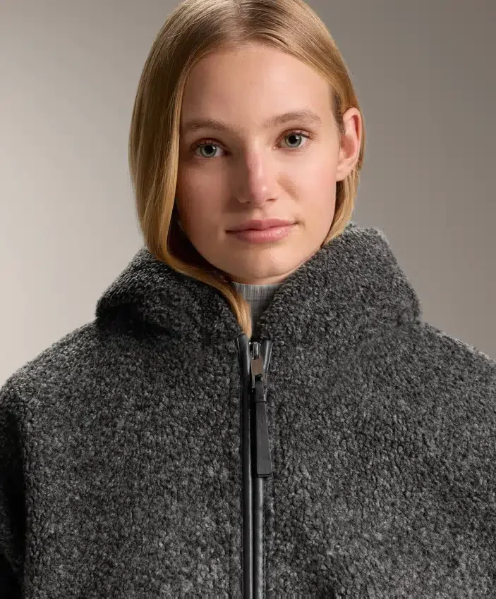 Übergroße Jacke aus Kunstlammfell mit Kapuze aus Kunstfell Übergroße Jacke aus Kunstlammfell mit Kapuze aus Kunstfell