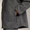 Übergroße Jacke aus Kunstlammfell mit Kapuze aus Kunstfell Übergroße Jacke aus Kunstlammfell mit Kapuze aus Kunstfell
