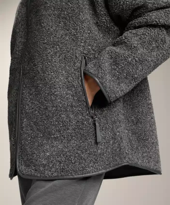 Übergroße Jacke aus Kunstlammfell mit Kapuze aus Kunstfell Übergroße Jacke aus Kunstlammfell mit Kapuze aus Kunstfell