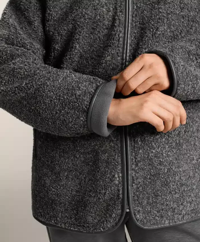 Übergroße Jacke aus Kunstlammfell mit Kapuze aus Kunstfell Übergroße Jacke aus Kunstlammfell mit Kapuze aus Kunstfell