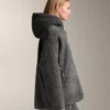 Übergroße Jacke aus Kunstlammfell mit Kapuze aus Kunstfell Übergroße Jacke aus Kunstlammfell mit Kapuze aus Kunstfell