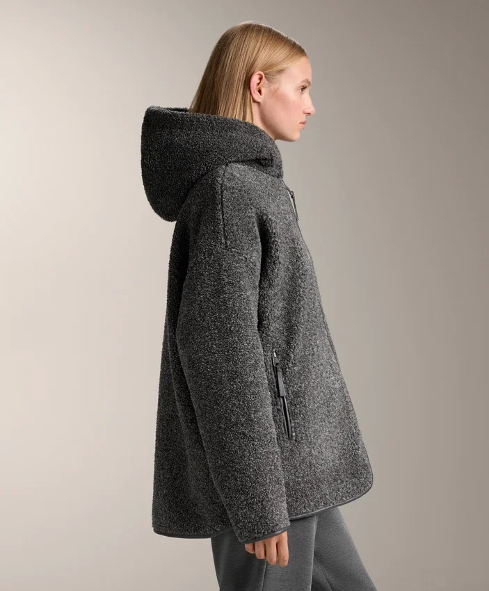 Übergroße Jacke aus Kunstlammfell mit Kapuze aus Kunstfell Übergroße Jacke aus Kunstlammfell mit Kapuze aus Kunstfell