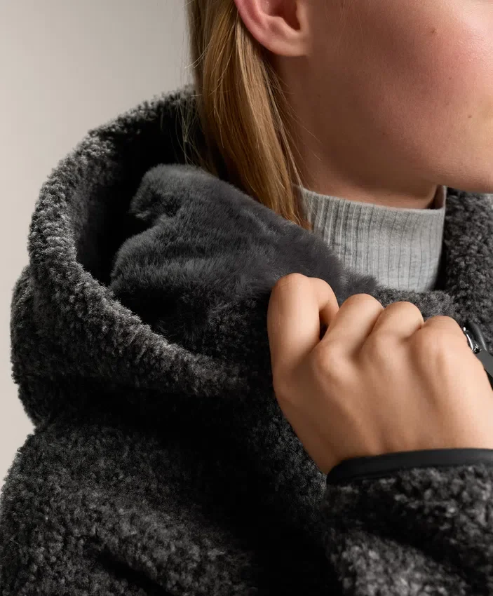 Übergroße Jacke aus Kunstlammfell mit Kapuze aus Kunstfell Übergroße Jacke aus Kunstlammfell mit Kapuze aus Kunstfell