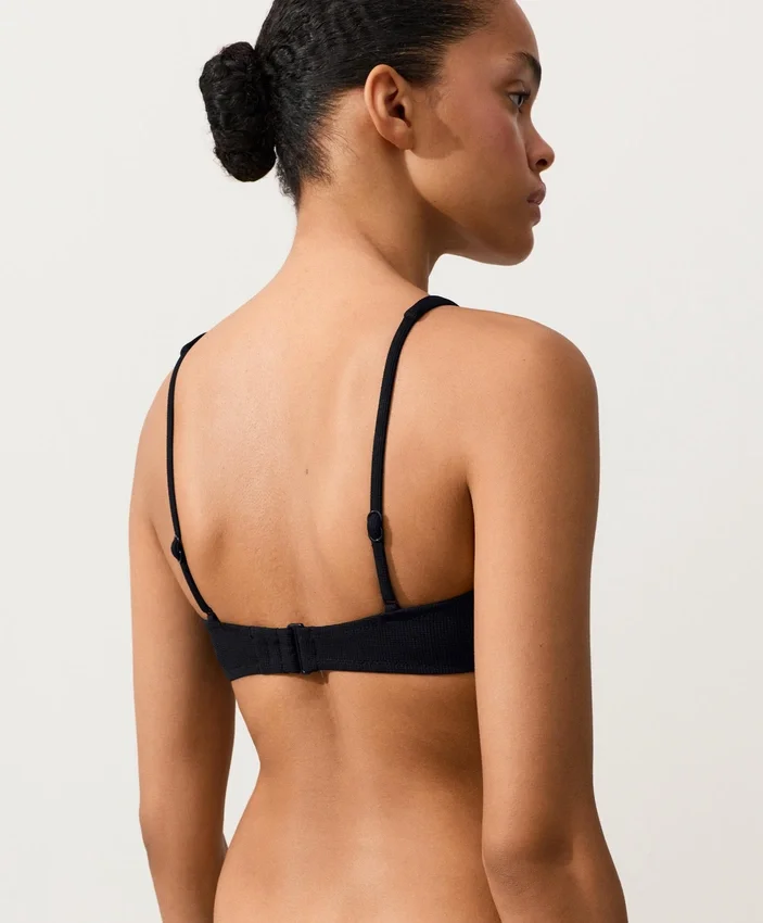 Bikini-Oberteil aus Piqué mit Bindeband im Nacken Bikini-Oberteil aus Piqué mit Bindeband im Nacken