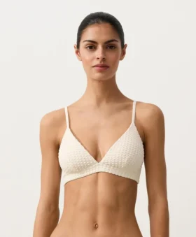Bikini-Oberteil im Triangel-Schnitt mit Häkelstruktur und Bubble-Textur