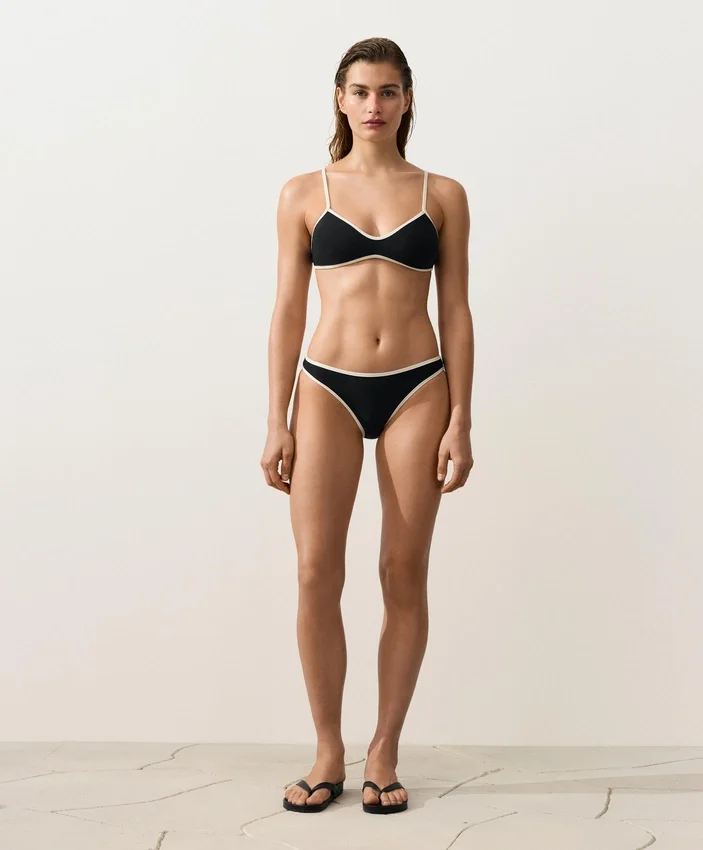 Bikini-Oberteil mit Kontrastbesatz Bikini-Oberteil mit Kontrastbesatz