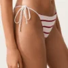 Bikini-Slip mit mittlerer Bedeckung, gestreiftem Häkelstoff und seitlichen Bändern Bikini-Slip mit mittlerer Bedeckung, gestreiftem Häkelstoff und seitlichen Bändern