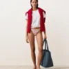 Bikini-Slip mit mittlerer Bedeckung, gestreiftem Häkelstoff und seitlichen Bändern Bikini-Slip mit mittlerer Bedeckung, gestreiftem Häkelstoff und seitlichen Bändern