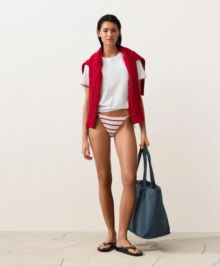 Bikini-Slip mit mittlerer Bedeckung, gestreiftem Häkelstoff und seitlichen Bändern Bikini-Slip mit mittlerer Bedeckung, gestreiftem Häkelstoff und seitlichen Bändern