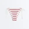 Bikini-Slip mit mittlerer Bedeckung, gestreiftem Häkelstoff und seitlichen Bändern Bikini-Slip mit mittlerer Bedeckung, gestreiftem Häkelstoff und seitlichen Bändern