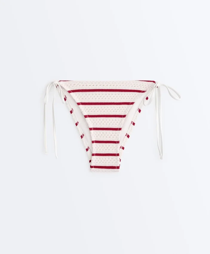 Bikini-Slip mit mittlerer Bedeckung, gestreiftem Häkelstoff und seitlichen Bändern Bikini-Slip mit mittlerer Bedeckung, gestreiftem Häkelstoff und seitlichen Bändern