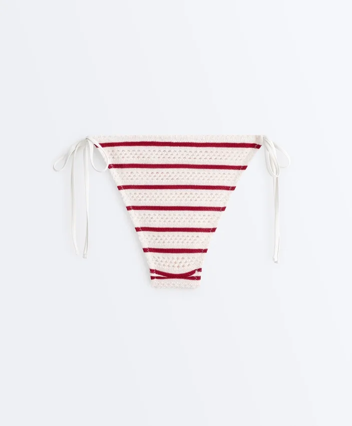 Bikini-Slip mit mittlerer Bedeckung, gestreiftem Häkelstoff und seitlichen Bändern Bikini-Slip mit mittlerer Bedeckung, gestreiftem Häkelstoff und seitlichen Bändern