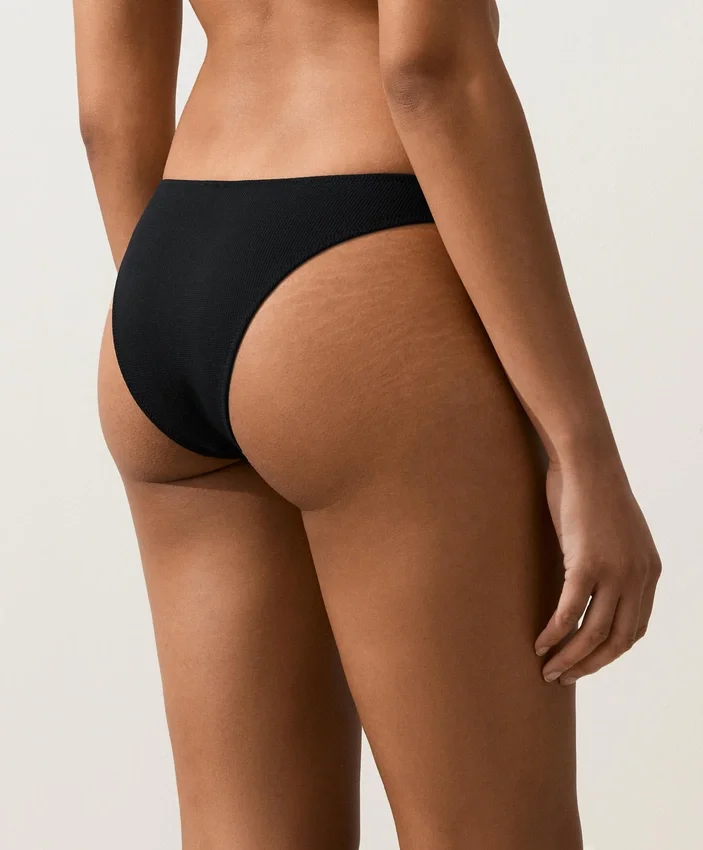 Bikinis mit mittlerer Bedeckung und U-Ausschnitt aus Piqué Bikinis mit mittlerer Bedeckung und U-Ausschnitt aus Piqué