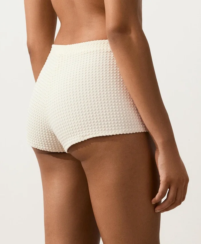 Bikinis-Shorts mit hoher Taille aus Häkelstoff mit Noppen-Struktur Bikinis-Shorts mit hoher Taille aus Häkelstoff mit Noppen-Struktur