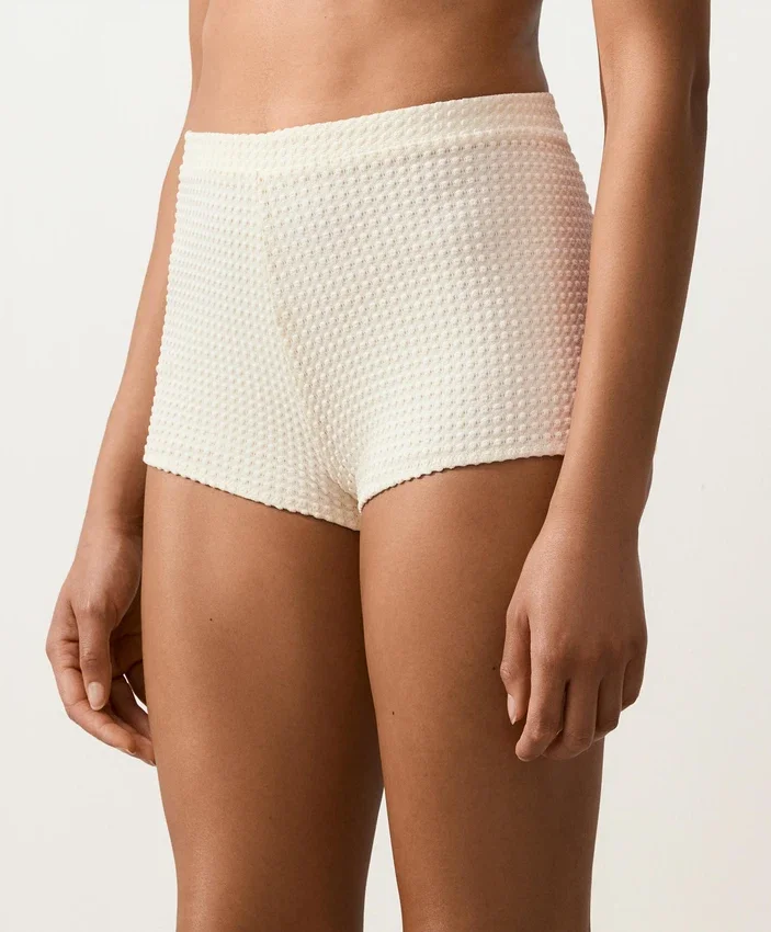 Bikinis-Shorts mit hoher Taille aus Häkelstoff mit Noppen-Struktur Bikinis-Shorts mit hoher Taille aus Häkelstoff mit Noppen-Struktur