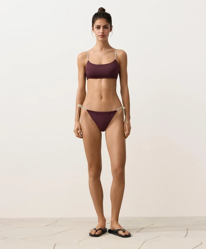 Bikinis-Slip mit Bindebändern und mittlerer Bedeckung Bikinis-Slip mit Bindebändern und mittlerer Bedeckung