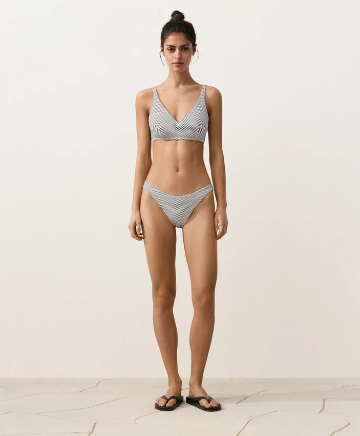 Bikinis-Slip mit mittlerer Bedeckung im U-Cut-Schnitt aus Jacquard mit Polka-Dot-Muster Bikinis-Slip mit mittlerer Bedeckung im U-Cut-Schnitt aus Jacquard mit Polka-Dot-Muster