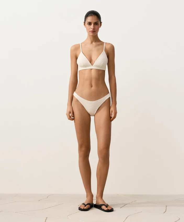 Bikinis-Slip mit mittlerer Bedeckung, U-Ausschnitt und Häkelstoff mit Bubble-Struktur Bikinis-Slip mit mittlerer Bedeckung, U-Ausschnitt und Häkelstoff mit Bubble-Struktur