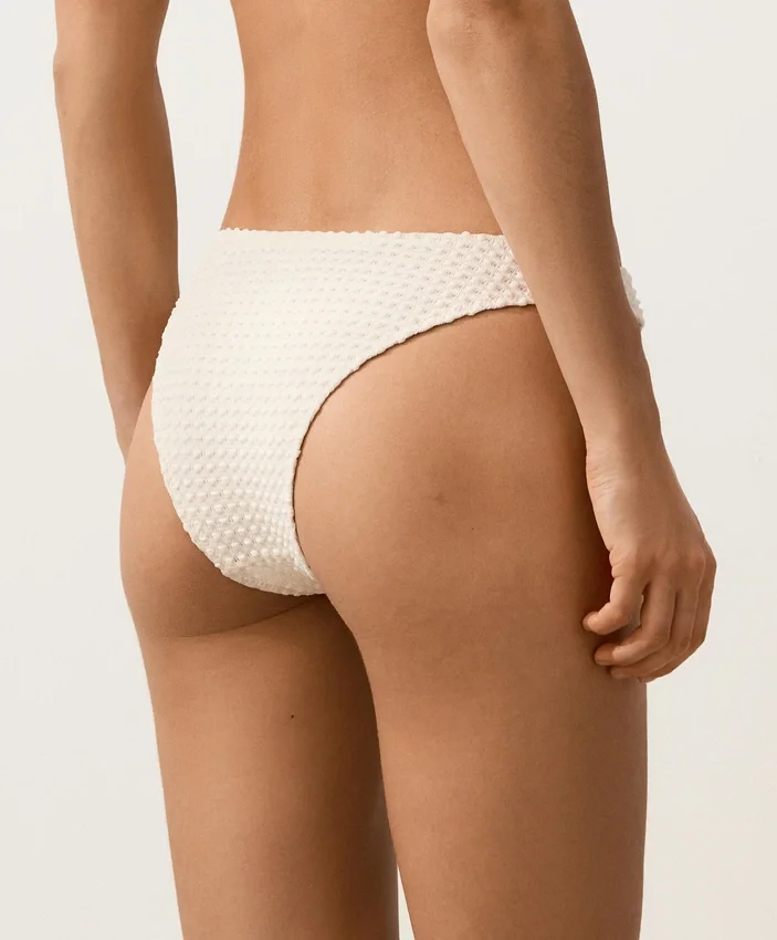 Bikinis-Slip mit mittlerer Bedeckung, U-Ausschnitt und Häkelstoff mit Bubble-Struktur Bikinis-Slip mit mittlerer Bedeckung, U-Ausschnitt und Häkelstoff mit Bubble-Struktur