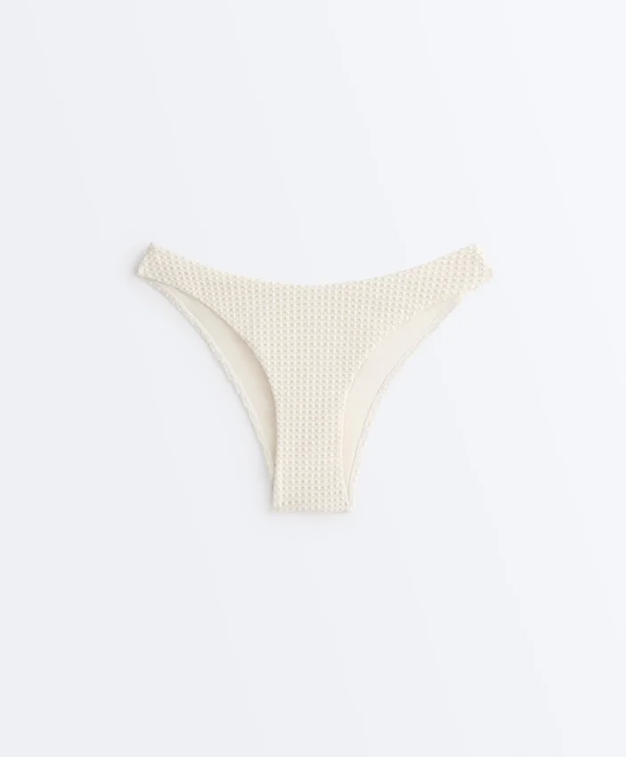 Bikinis-Slip mit mittlerer Bedeckung, U-Ausschnitt und Häkelstoff mit Bubble-Struktur Bikinis-Slip mit mittlerer Bedeckung, U-Ausschnitt und Häkelstoff mit Bubble-Struktur