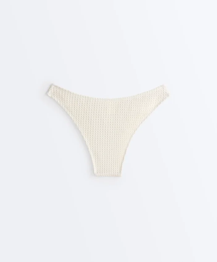 Bikinis-Slip mit mittlerer Bedeckung, U-Ausschnitt und Häkelstoff mit Bubble-Struktur Bikinis-Slip mit mittlerer Bedeckung, U-Ausschnitt und Häkelstoff mit Bubble-Struktur