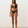 Bikinis-Slip mit mittlerer Bedeckung, U-Ausschnitt und Paspelierung Bikinis-Slip mit mittlerer Bedeckung, U-Ausschnitt und Paspelierung