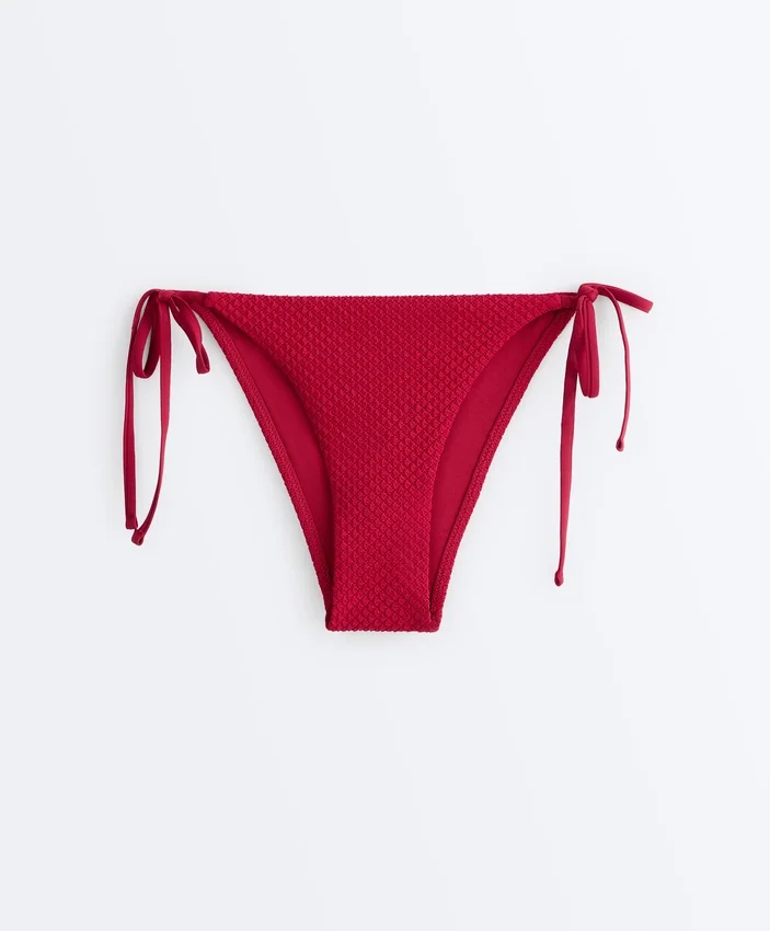 Bikinis-Slip mit mittlerer Bedeckung und Bindebändern Bikinis-Slip mit mittlerer Bedeckung und Bindebändern