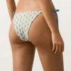 Bikinis-Slip mit mittlerer Bedeckung und seitlichen Bändern aus Häkelstoff mit Wellenmuster Bikinis-Slip mit mittlerer Bedeckung und seitlichen Bändern aus Häkelstoff mit Wellenmuster