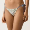 Bikinis-Slip mit mittlerer Bedeckung und seitlichen Bändern aus Häkelstoff mit Wellenmuster Bikinis-Slip mit mittlerer Bedeckung und seitlichen Bändern aus Häkelstoff mit Wellenmuster