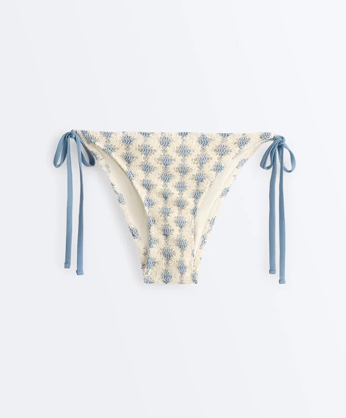Bikinis-Slip mit mittlerer Bedeckung und seitlichen Bändern aus Häkelstoff mit Wellenmuster Bikinis-Slip mit mittlerer Bedeckung und seitlichen Bändern aus Häkelstoff mit Wellenmuster