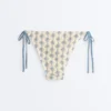 Bikinis-Slip mit mittlerer Bedeckung und seitlichen Bändern aus Häkelstoff mit Wellenmuster Bikinis-Slip mit mittlerer Bedeckung und seitlichen Bändern aus Häkelstoff mit Wellenmuster