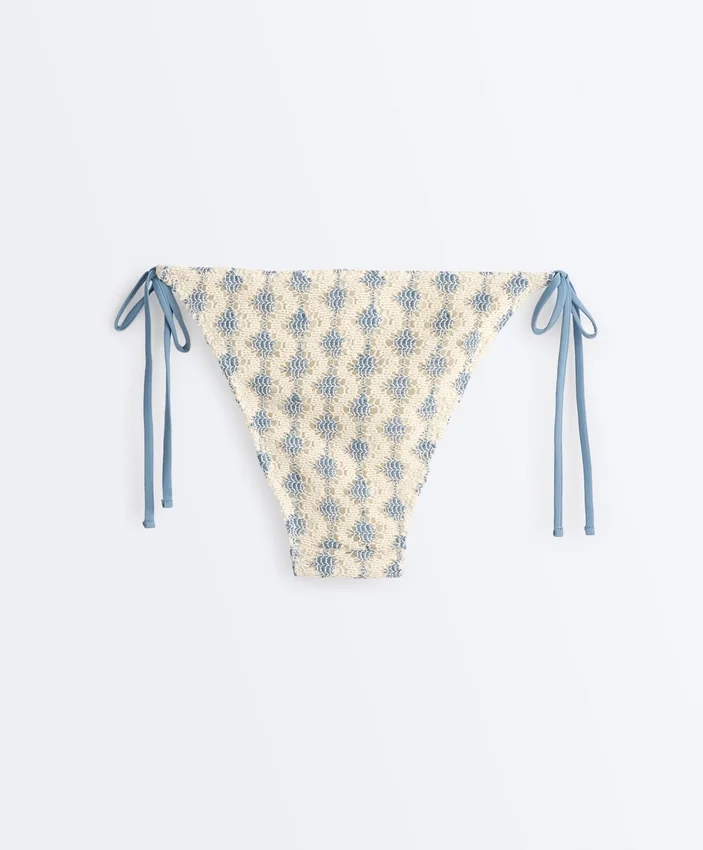 Bikinis-Slip mit mittlerer Bedeckung und seitlichen Bändern aus Häkelstoff mit Wellenmuster Bikinis-Slip mit mittlerer Bedeckung und seitlichen Bändern aus Häkelstoff mit Wellenmuster