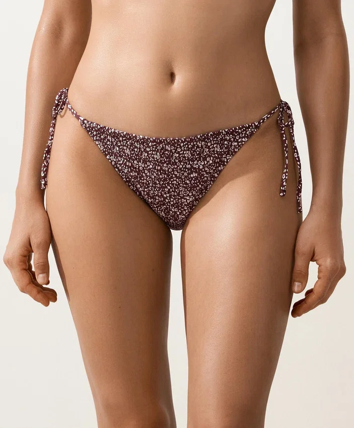Bikinis-Slip mit mittlerer Bedeckung und Smok-Bindebändern Bikinis-Slip mit mittlerer Bedeckung und Smok-Bindebändern