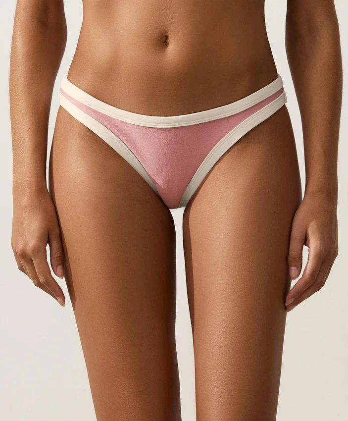 Bikinis-Slip mit U-Ausschnitt, mittlerer Bedeckung und Kontrastbesatz Bikinis-Slip mit U-Ausschnitt, mittlerer Bedeckung und Kontrastbesatz