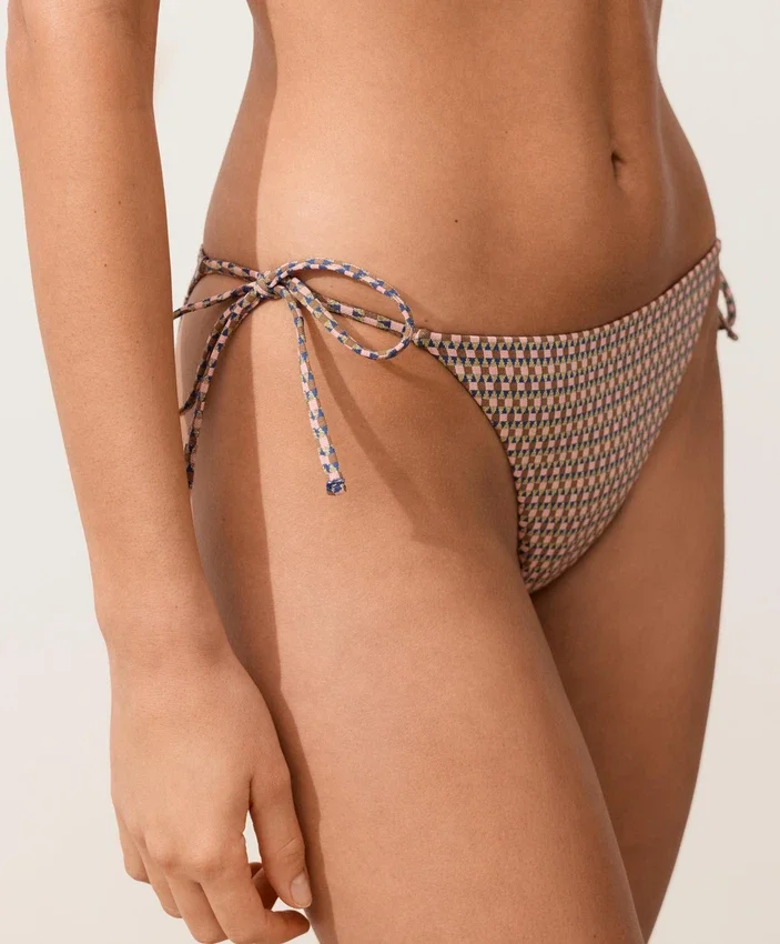 Bikinis-Slips mit mittlerer Bedeckung, Metallic-Faden-Mini-Print und Bändern Bikinis-Slips mit mittlerer Bedeckung, Metallic-Faden-Mini-Print und Bändern