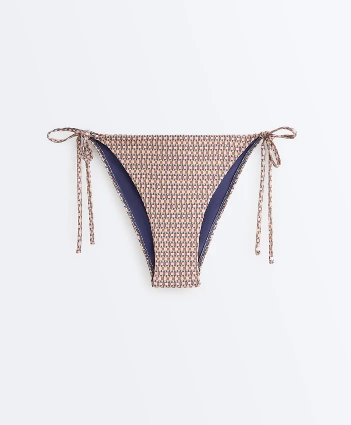 Bikinis-Slips mit mittlerer Bedeckung, Metallic-Faden-Mini-Print und Bändern Bikinis-Slips mit mittlerer Bedeckung, Metallic-Faden-Mini-Print und Bändern
