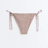 Bikinis-Slips mit mittlerer Bedeckung, Metallic-Faden-Mini-Print und Bändern Bikinis-Slips mit mittlerer Bedeckung, Metallic-Faden-Mini-Print und Bändern