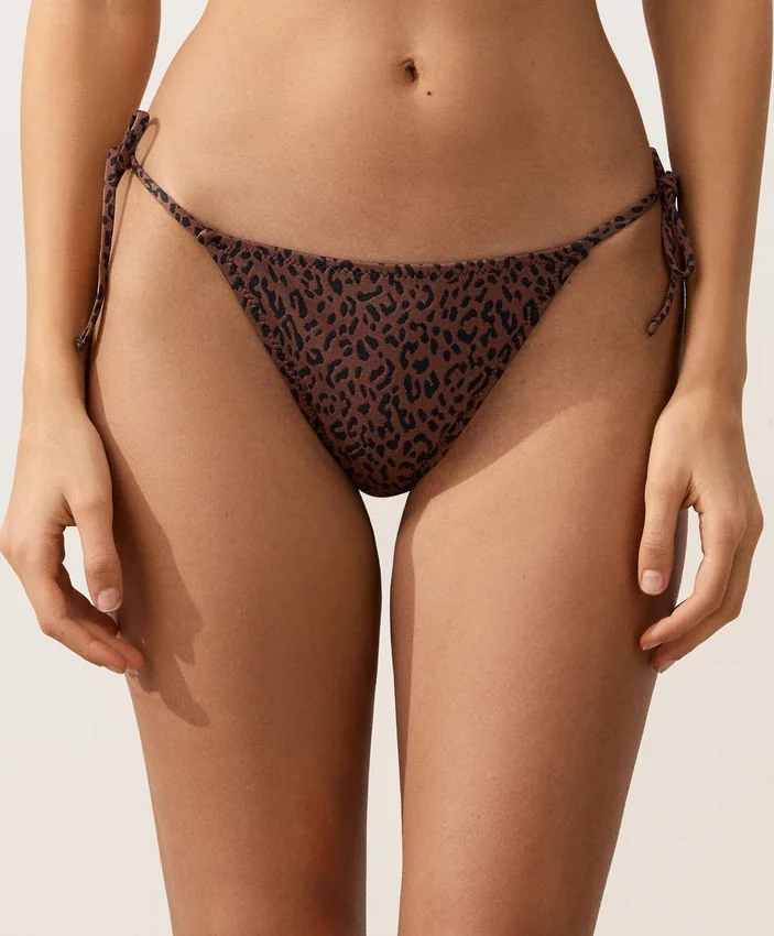 Bikinis-Slips mit mittlerer Bedeckung und Bindebändern im Leopardenmuster Bikinis-Slips mit mittlerer Bedeckung und Bindebändern im Leopardenmuster