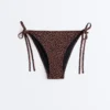Bikinis-Slips mit mittlerer Bedeckung und Bindebändern im Leopardenmuster Bikinis-Slips mit mittlerer Bedeckung und Bindebändern im Leopardenmuster