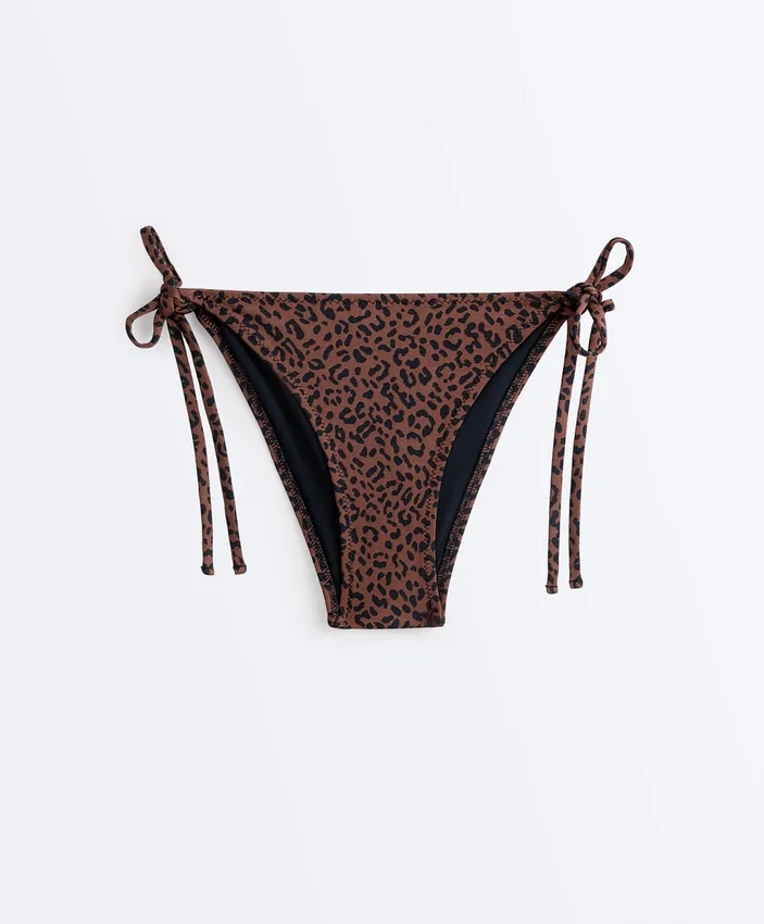 Bikinis-Slips mit mittlerer Bedeckung und Bindebändern im Leopardenmuster Bikinis-Slips mit mittlerer Bedeckung und Bindebändern im Leopardenmuster