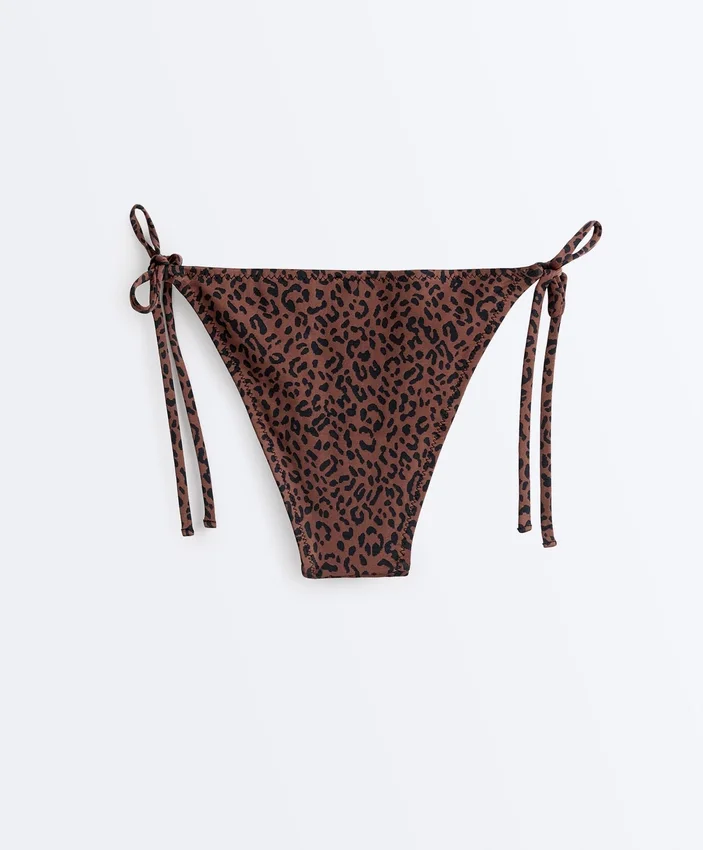 Bikinis-Slips mit mittlerer Bedeckung und Bindebändern im Leopardenmuster Bikinis-Slips mit mittlerer Bedeckung und Bindebändern im Leopardenmuster