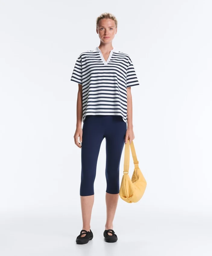 Boxy-T-Shirt aus Baumwollmischung mit kurzen Ärmeln und Rollkragen Boxy-T-Shirt aus Baumwollmischung mit kurzen Ärmeln und Rollkragen