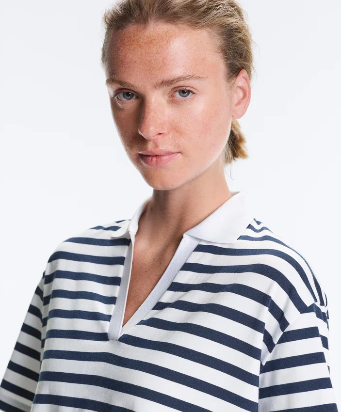 Boxy-T-Shirt aus Baumwollmischung mit kurzen Ärmeln und Rollkragen Boxy-T-Shirt aus Baumwollmischung mit kurzen Ärmeln und Rollkragen